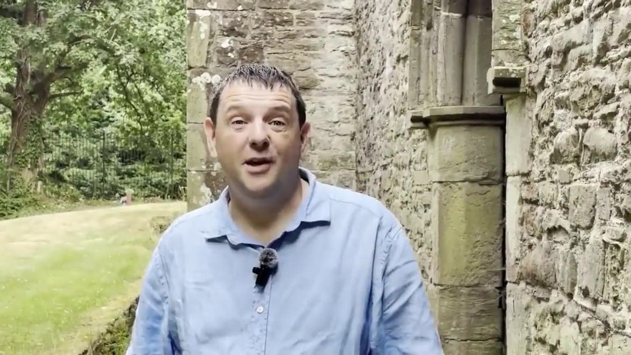 Andy, sylfaenydd nextfriday, yn siarad â'r camera